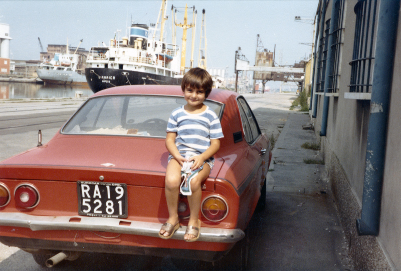 Darsena, via d'Alaggio, Evelina Garoni sull'automobile di famiglia, davanti alla propria casa, abbattuta nel 2007, a fianco dell'Almagià. Fotografia piana ai sali d'argento