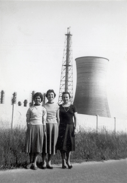 Virgina Vallicelli, chiamata Ginetta, con le amiche fuori dallo stabilimento SAROM, appena costruito. Fotografia ai sali d'argento